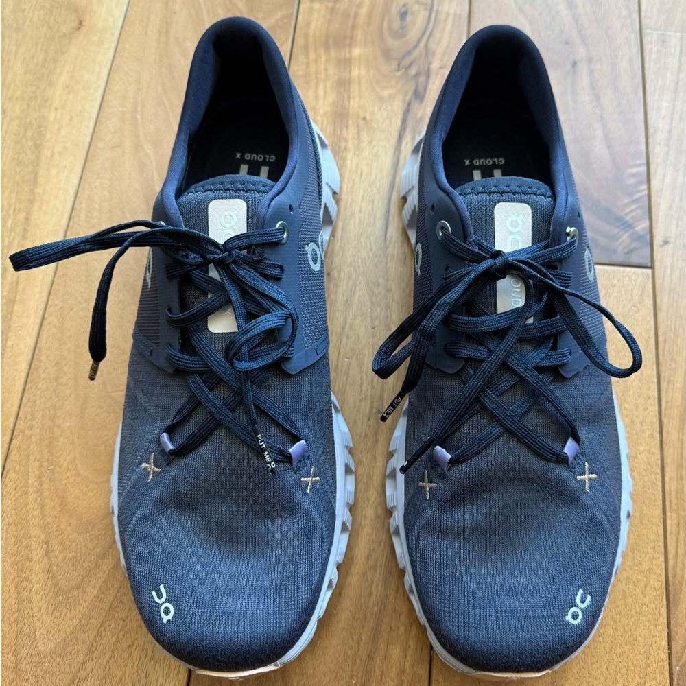 On Cloud X running shoes, size 39, never worn, new.
